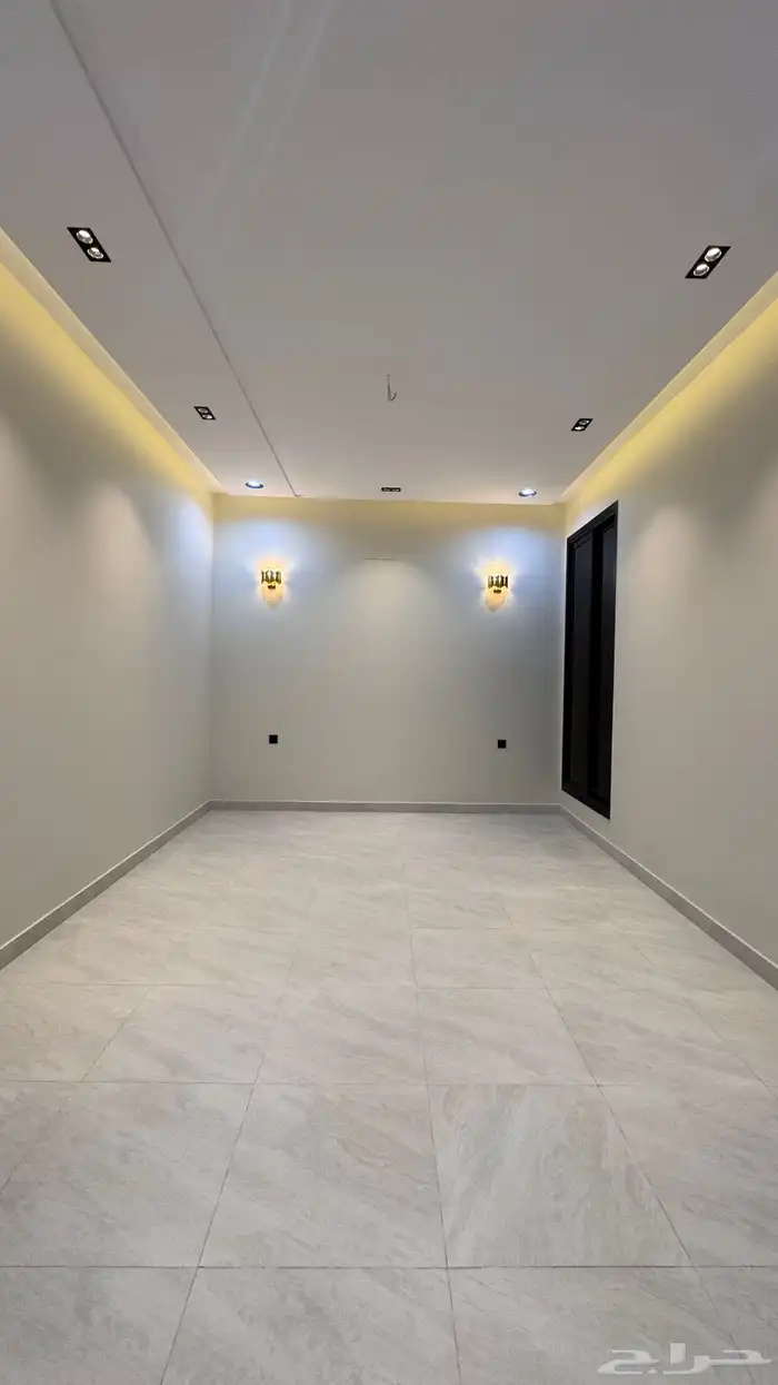 للبيع روف علوى مع ملحق 8 غرف من 670 الف بالخميس 11