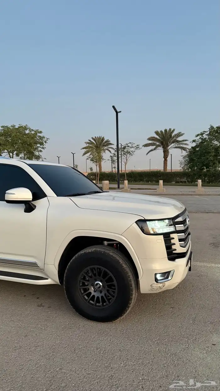 لاندكروزر 2023 L4 وارد عبداللطيف 11