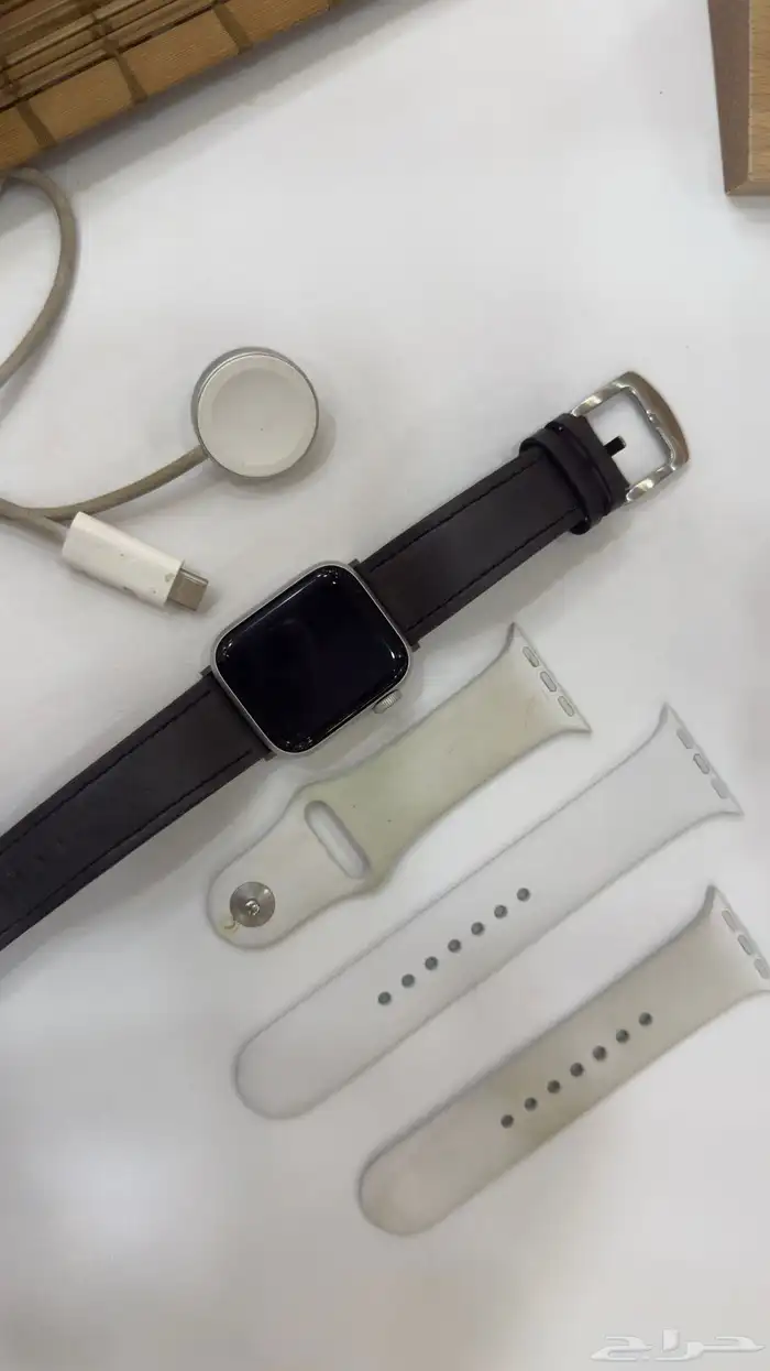ساعة ابل واتش Apple watch se الإصدار الأول مع اغراضها 3