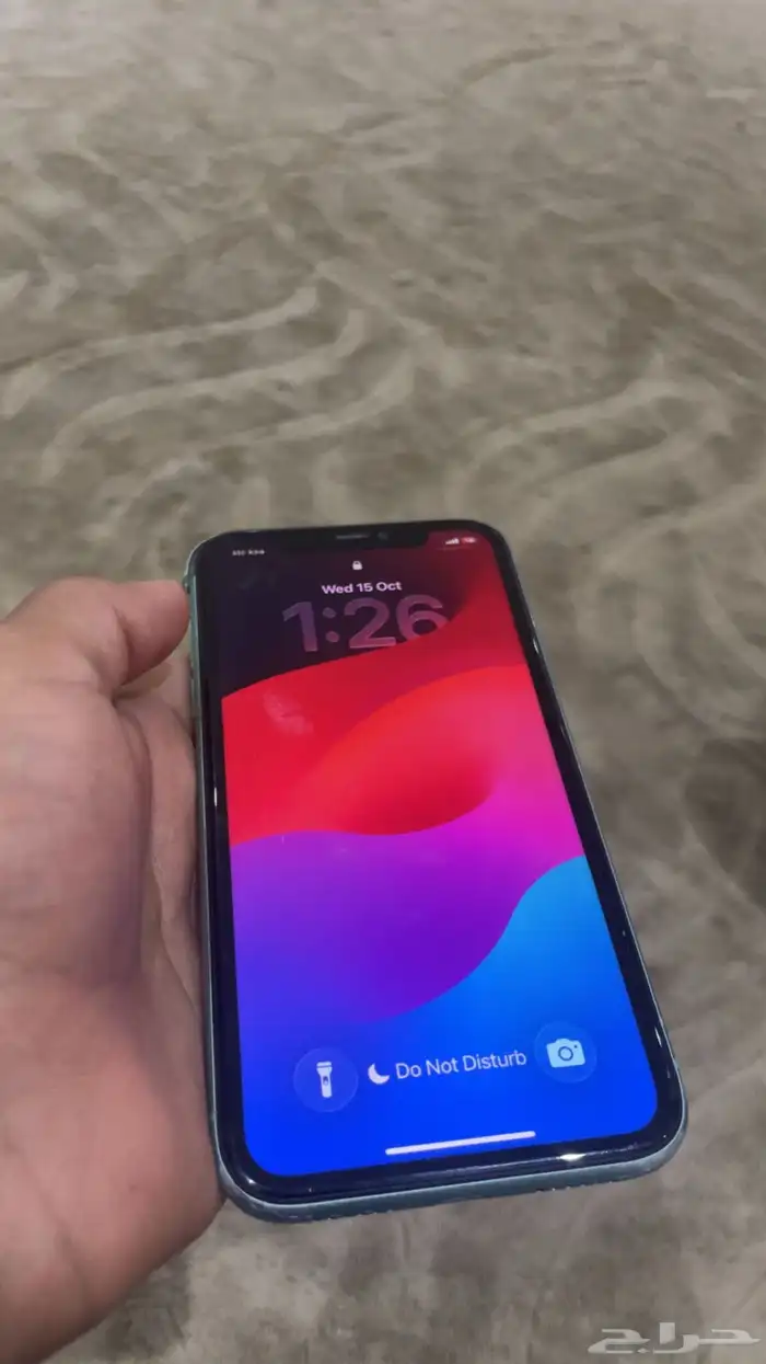 آيفون 11 العادي فيه كسر خفيف من عند الجنب فوق الأزرار 0