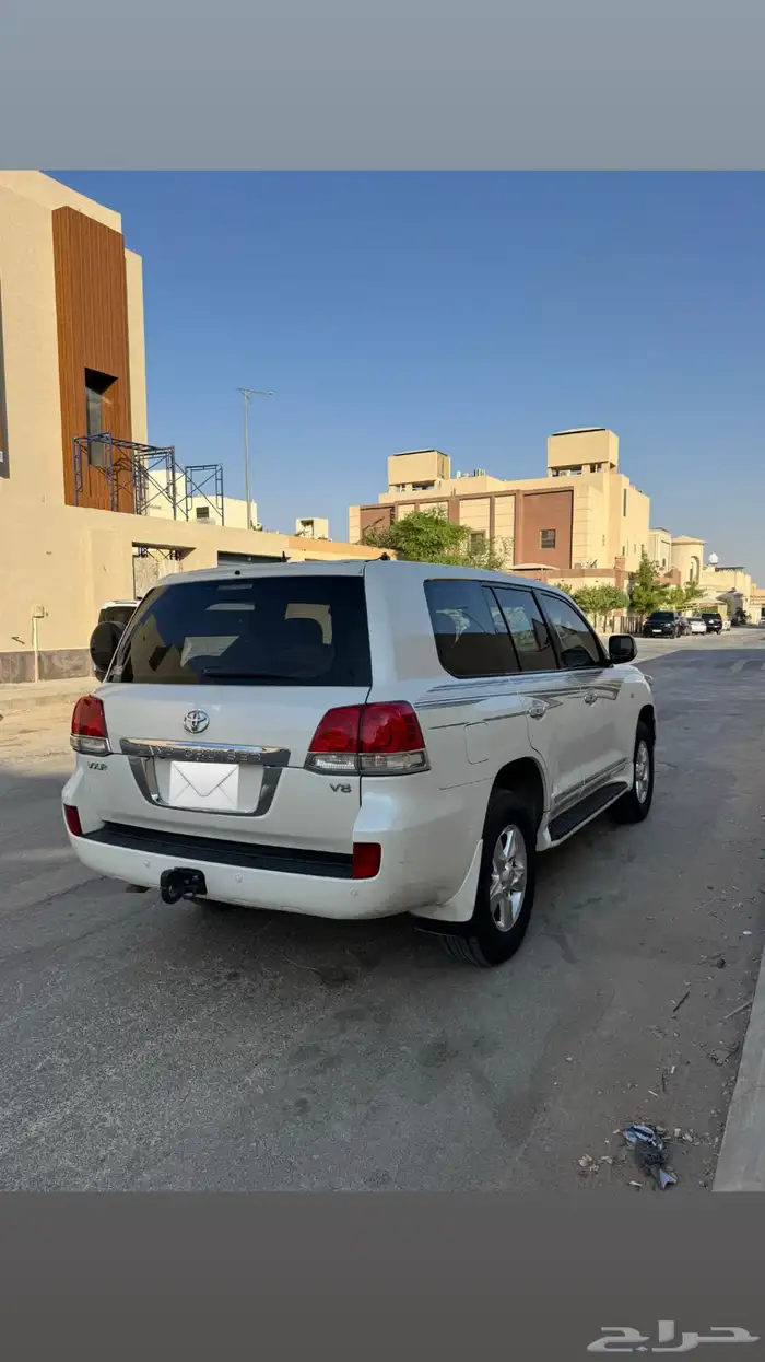 لاندكروزر VXR مجهز كامل 3