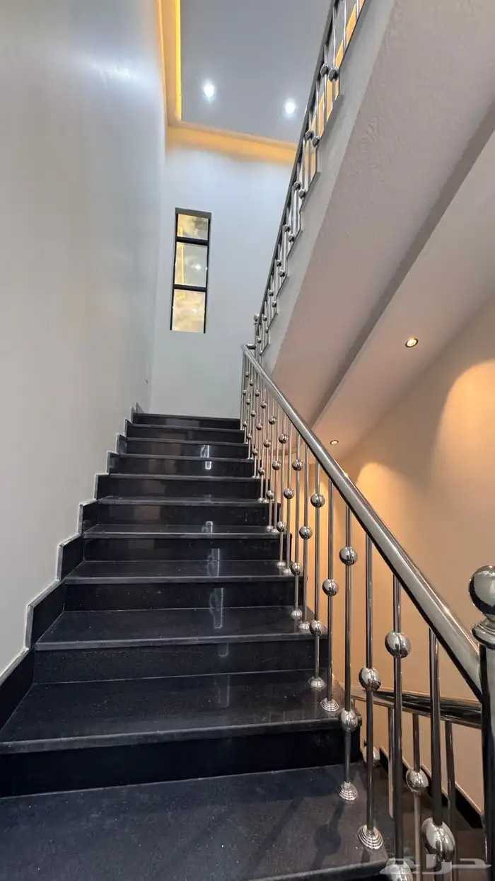 للبيع روف علوى مع ملحق 8 غرف من 670 الف بالخميس 20