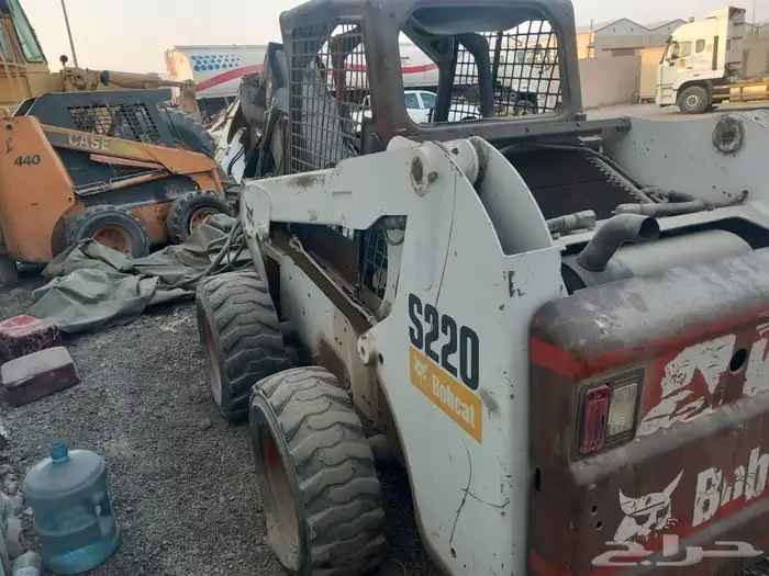 للبيع بوبكات موديل 2009 و case موديل 2008 3
