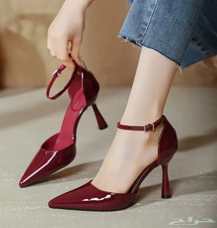 حذاء جميل باللبس . اللون قرمزي . مقاس 38 2