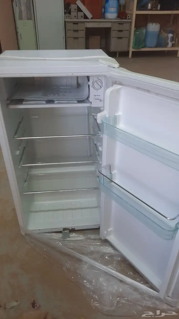 ثلجه صغيره شبه الجديدوشرط وفرن ايطالي 90في 60شغال وولعته زرق 0