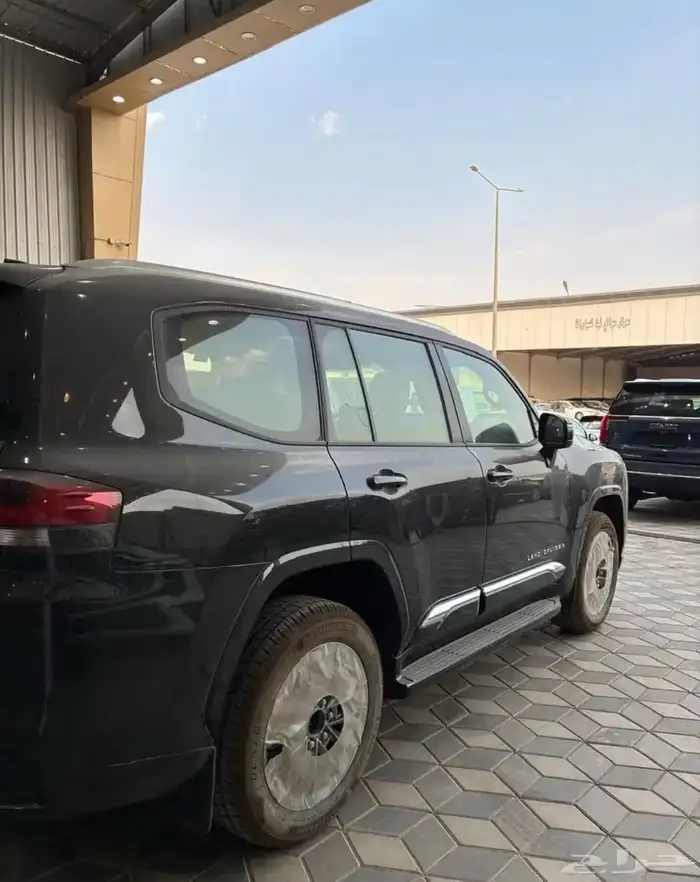 لاندكروزر 2025 L5 اسود 2