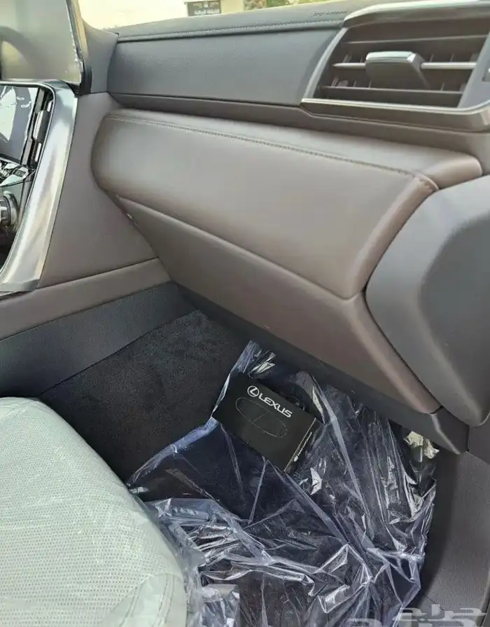 لكزس 25 عبداللطيف ابيض داخل اوف وايت مالك اول ماشي 11000 1