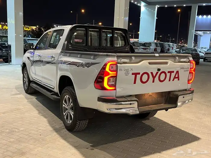 هايلوكس بنزين دبل S_ GLX موديل 2025 4