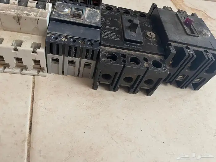 قواطع كهربائية متنوعة للبيع 0