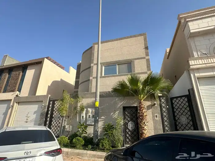 فله في العارض دور ونص وشقتين للبيع 1