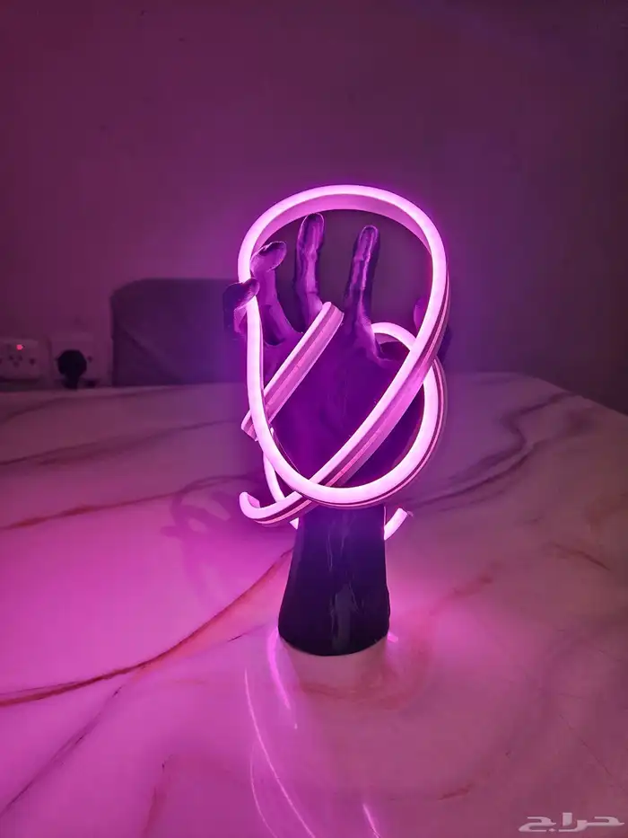 إضاءة نيون فنية بتصميم يد ثلاثية الأبعاد 2