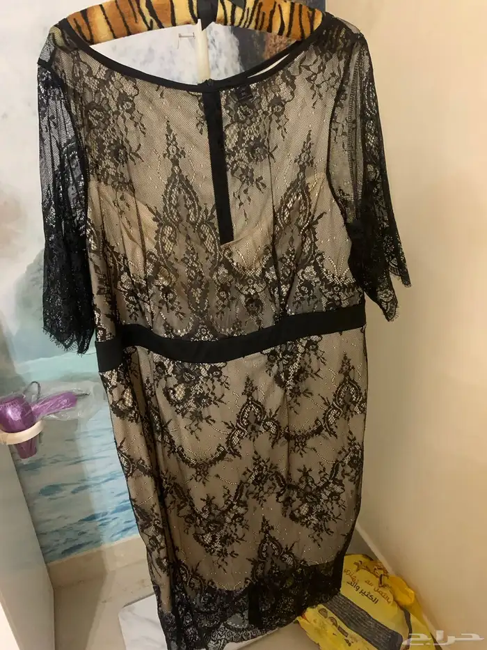 فستان اسود نظيف 0
