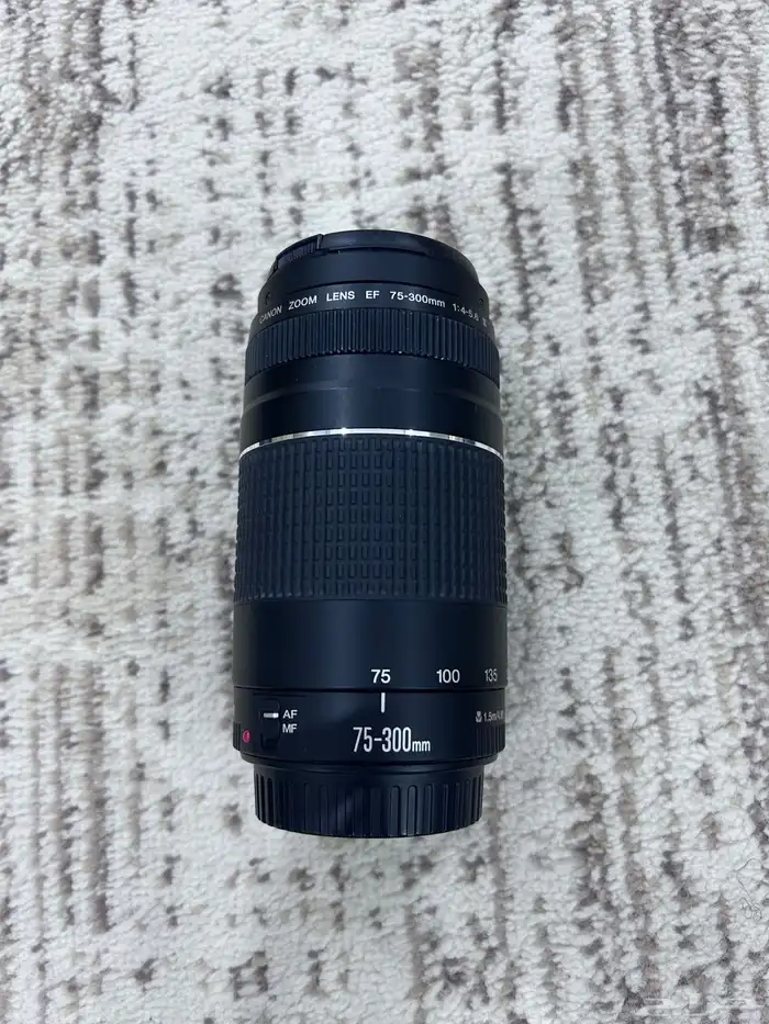 عدسة كانون 75-300 0
