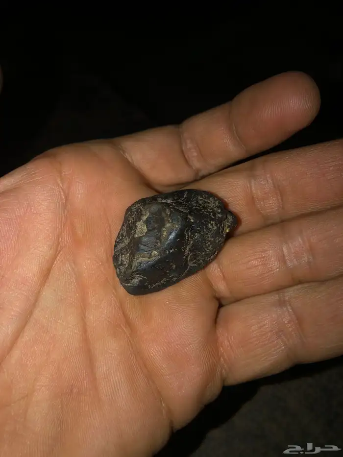 حجر نيزك100 100  في جاذبية قوية يلتصق بالمغناطيس 0