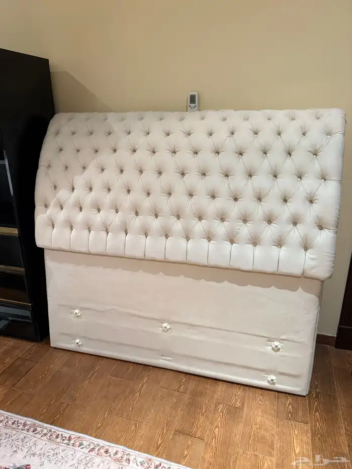 سرير كبير بحاله ممتازه.Queen Bed Beauty Sleep 2