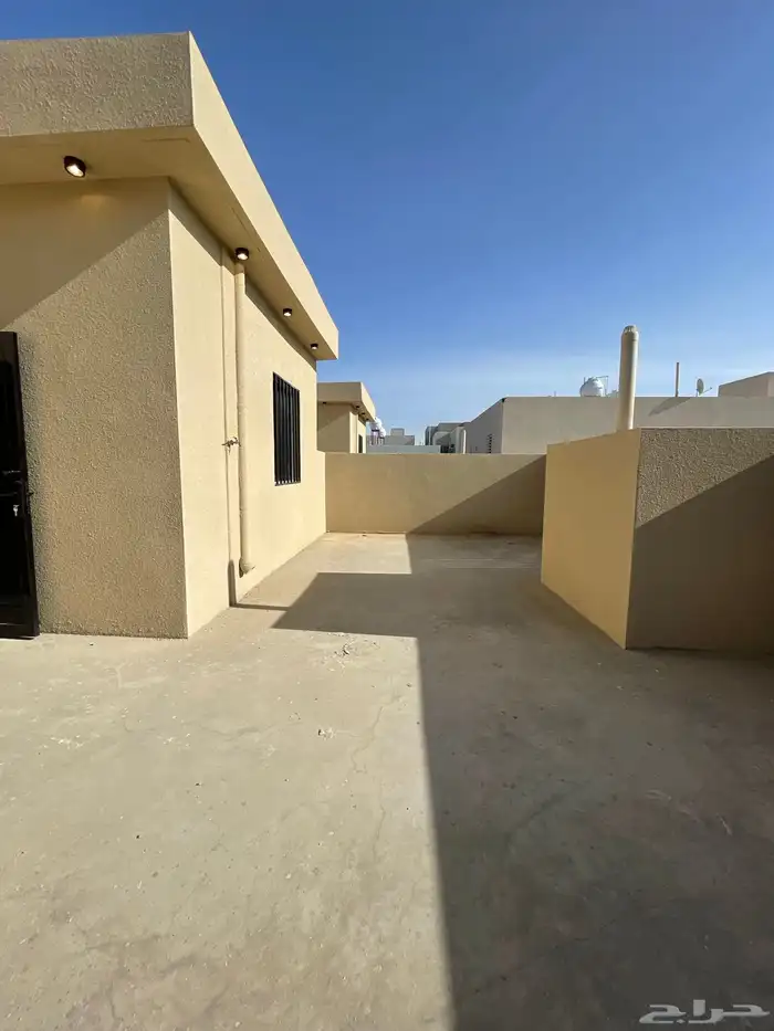 للبيع فيلا روف دور ثانى مع ملحقباالقرب من مطار ابها الدولى 35