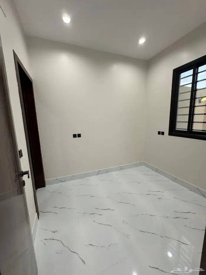 للبيع بالمحاله روف علوي دور ثاني مع ملحق تشطيب vip 24