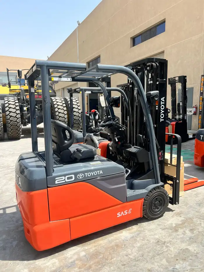 TOYOTA FORKLIFTS AND MATERIAL HANDLING EQUIPMENT 6