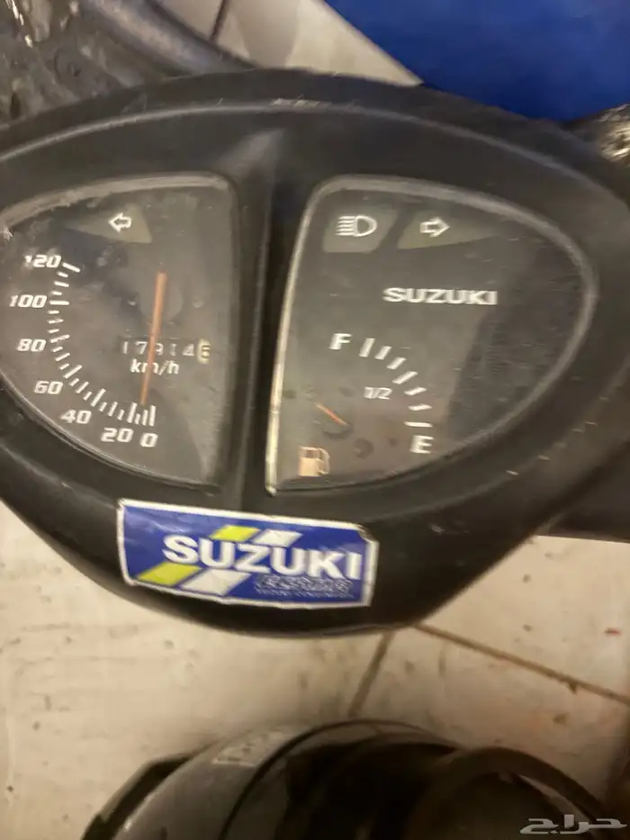 قطع سوزوكي عجيب الشكل القديم وكفرات 1