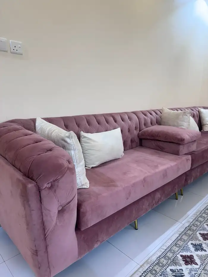 كنب جديد لو سنه بس سبب البيع نقل من المنطقه الغرفه كبيره 0