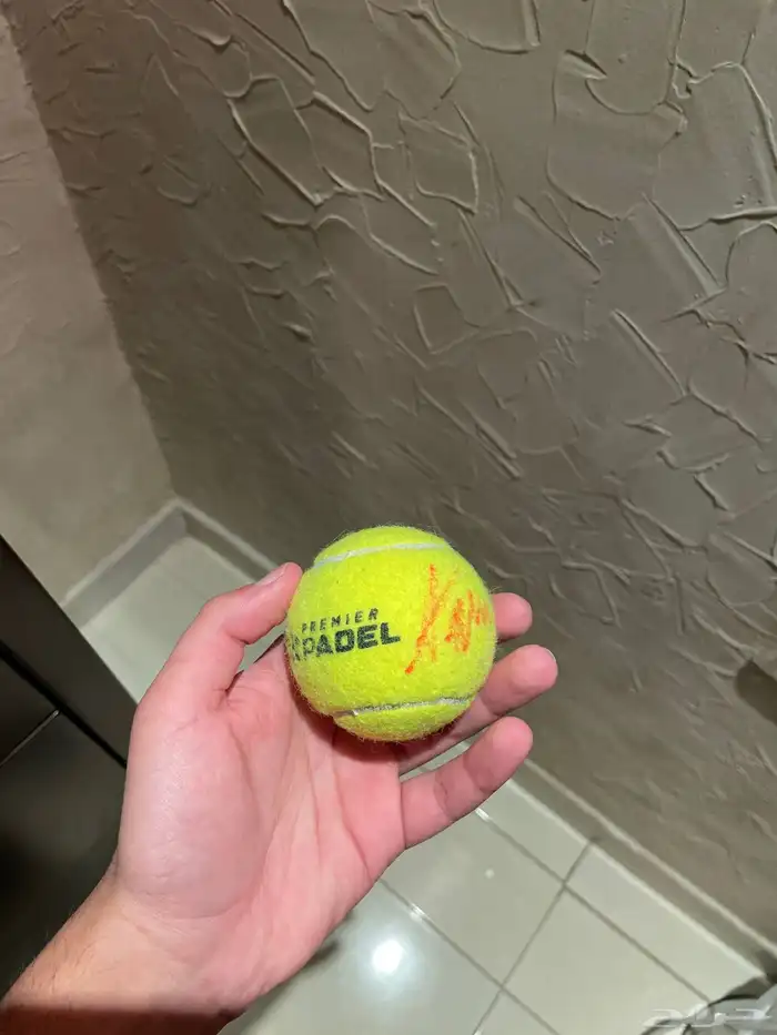 كورة بادل فيها توقيع الاعب تابيا 0