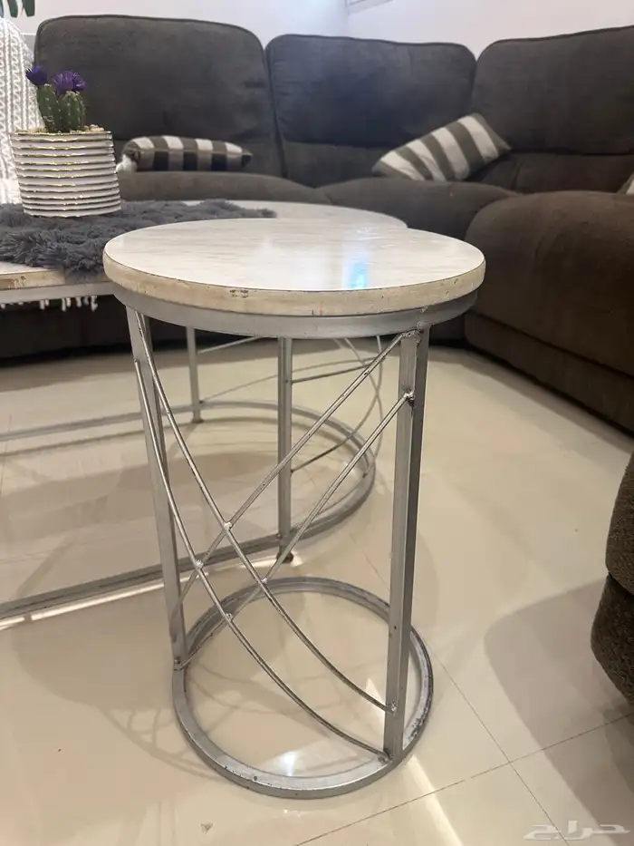 طاوله نصف معها اربعه خدمه مع طاوله شاشه بلازما 3