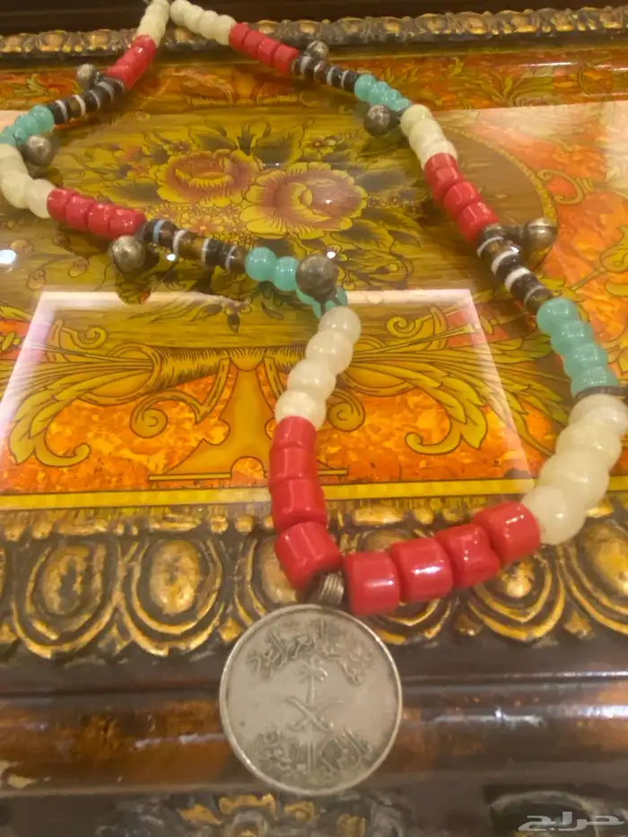 للبيع عقد قديم من الخرز بداخله عملة نقديه عمرها 55سنه 1