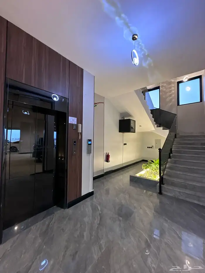 شقة جديدة فاخرة للإيجار في حي السيف 3