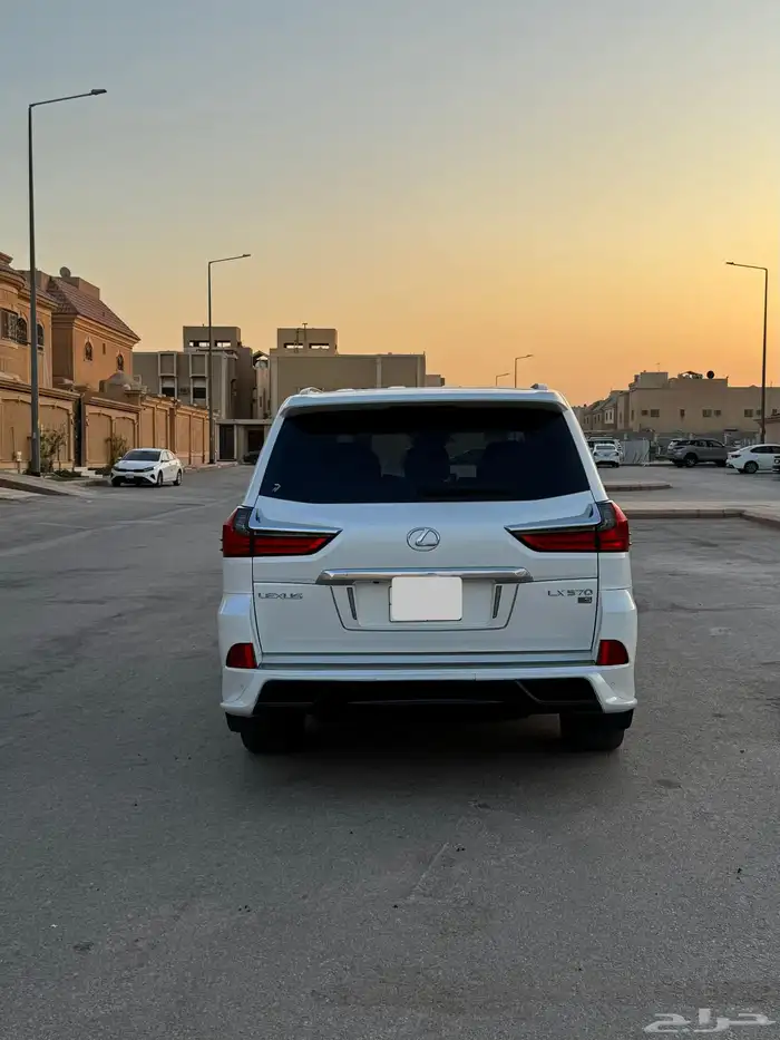 لكزس 2016 LX570 فل كامل 3