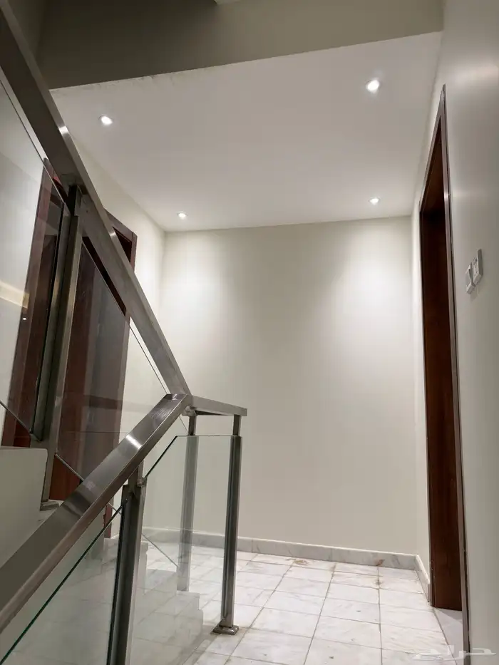 دور العارض بمدخل سياره 16