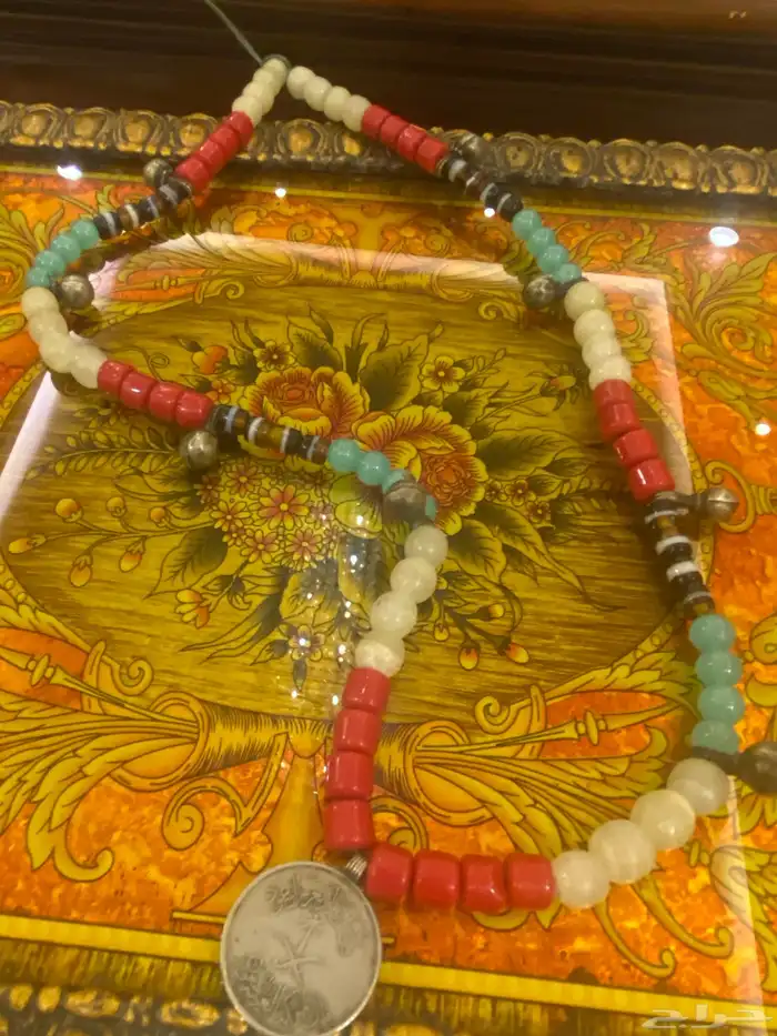 للبيع عقد قديم من الخرز بداخله عملة نقديه عمرها 55سنه 4