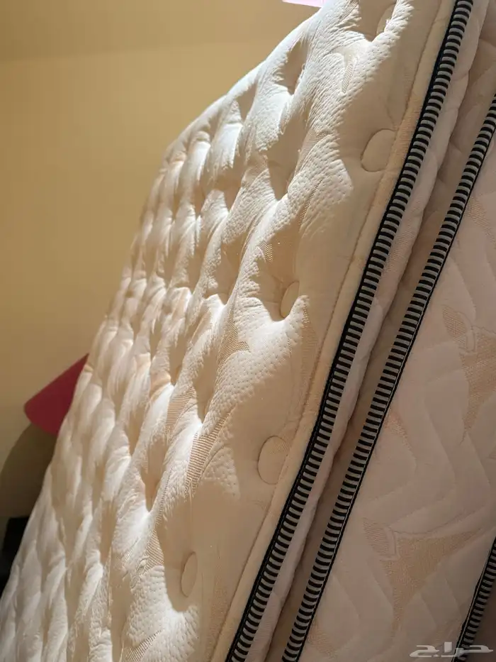 سرير كبير بحاله ممتازه.Queen Bed Beauty Sleep 3