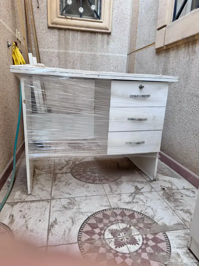 للبيع 2 تسريحه وطاولا مكتب 2