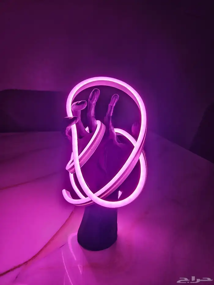 إضاءة نيون فنية بتصميم يد ثلاثية الأبعاد 1