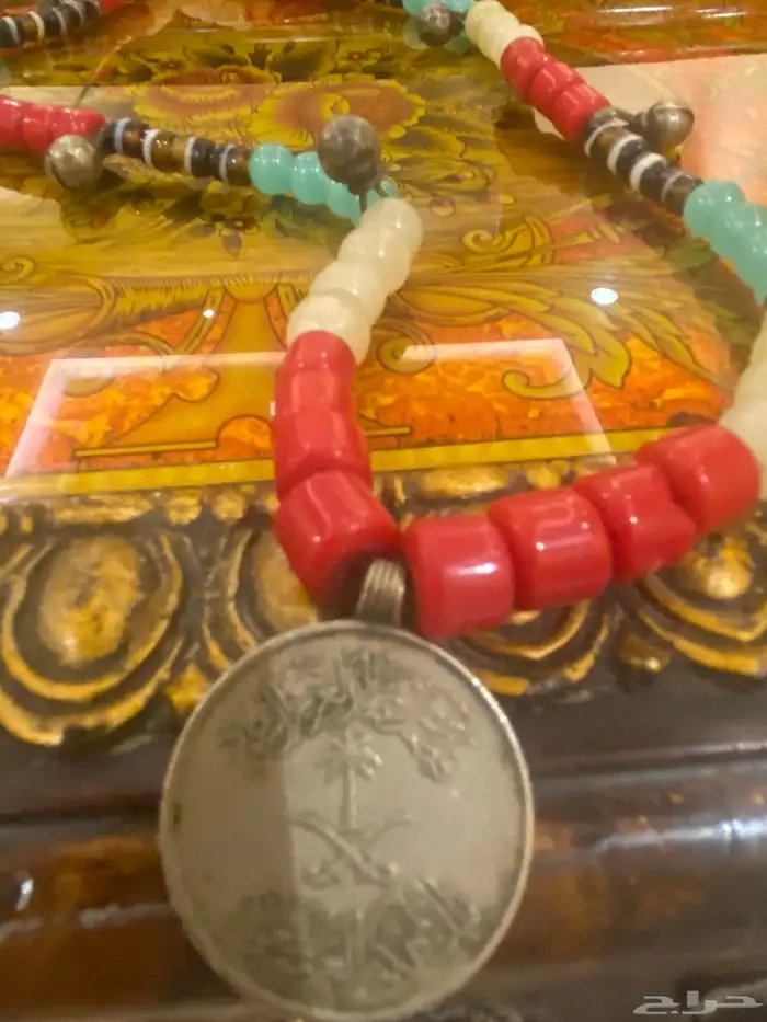 للبيع عقد قديم من الخرز بداخله عملة نقديه عمرها 55سنه 3