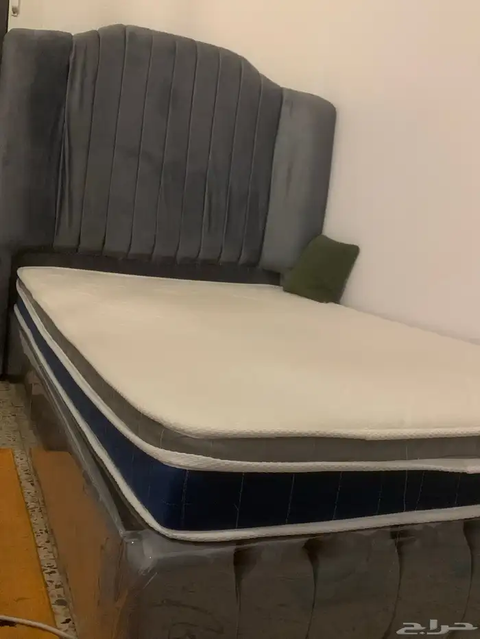 عدد 3 كنبه نضيف.   سرير فرد ونص استعمال جديد  مرتبه نضيفه ا 1