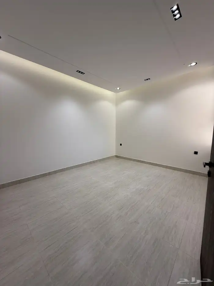 للبيع شقق ارضيه وشقق علويه تشطيب VIP ف ابها حي الموظفين 30