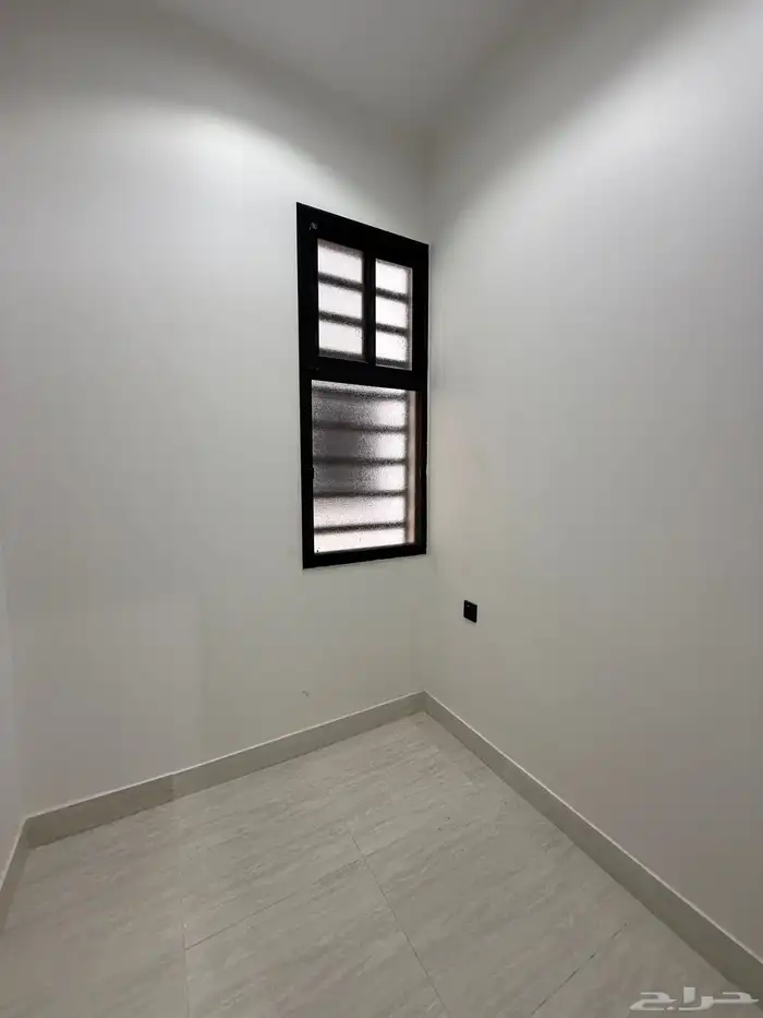 للبيع شقق ارضيه وشقق علويه تشطيب VIP ف ابها حي الموظفين 24