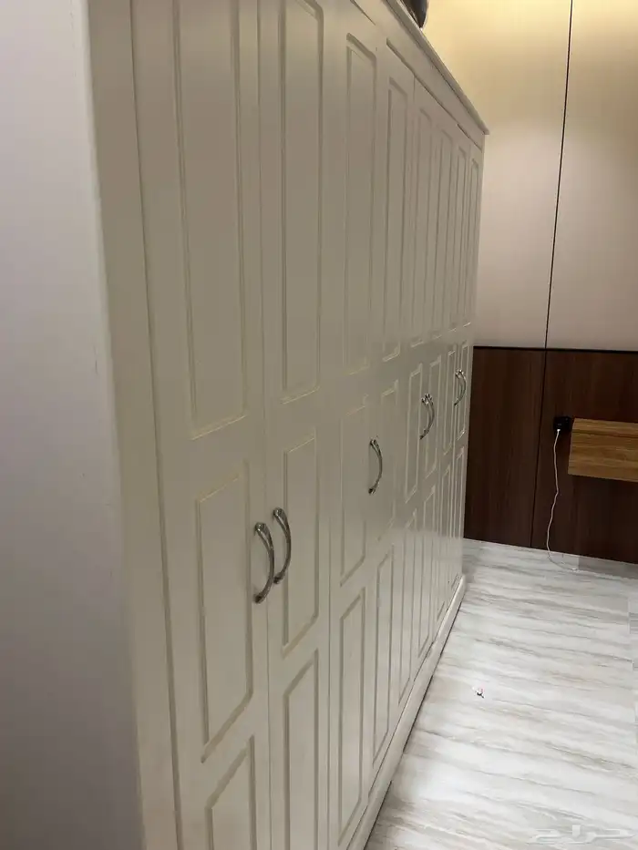 غرفة نوم مع دولاب و تسريحه 0