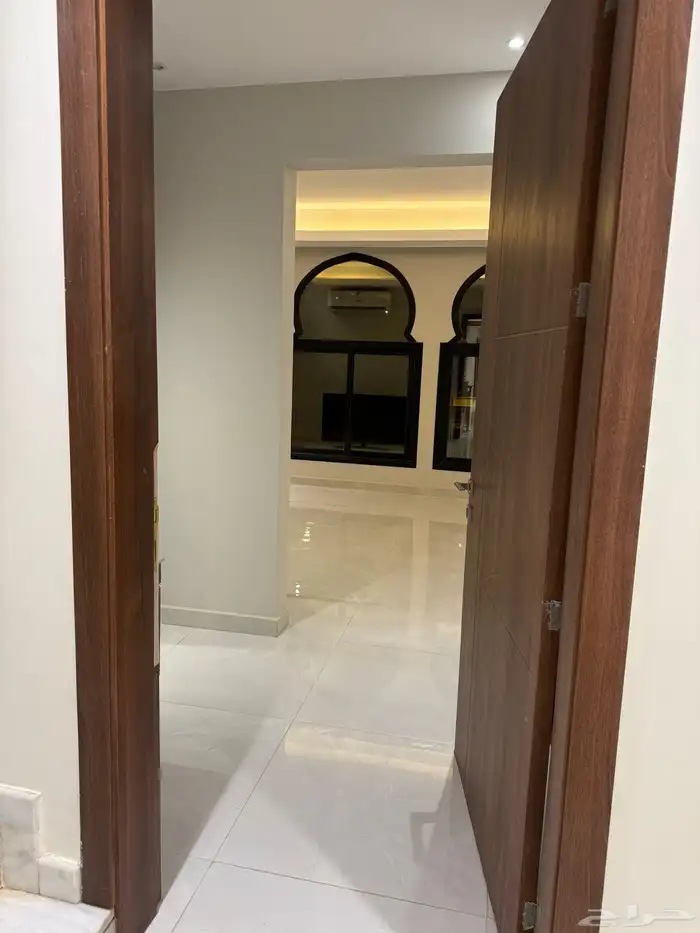 دور العارض بمدخل سياره 3