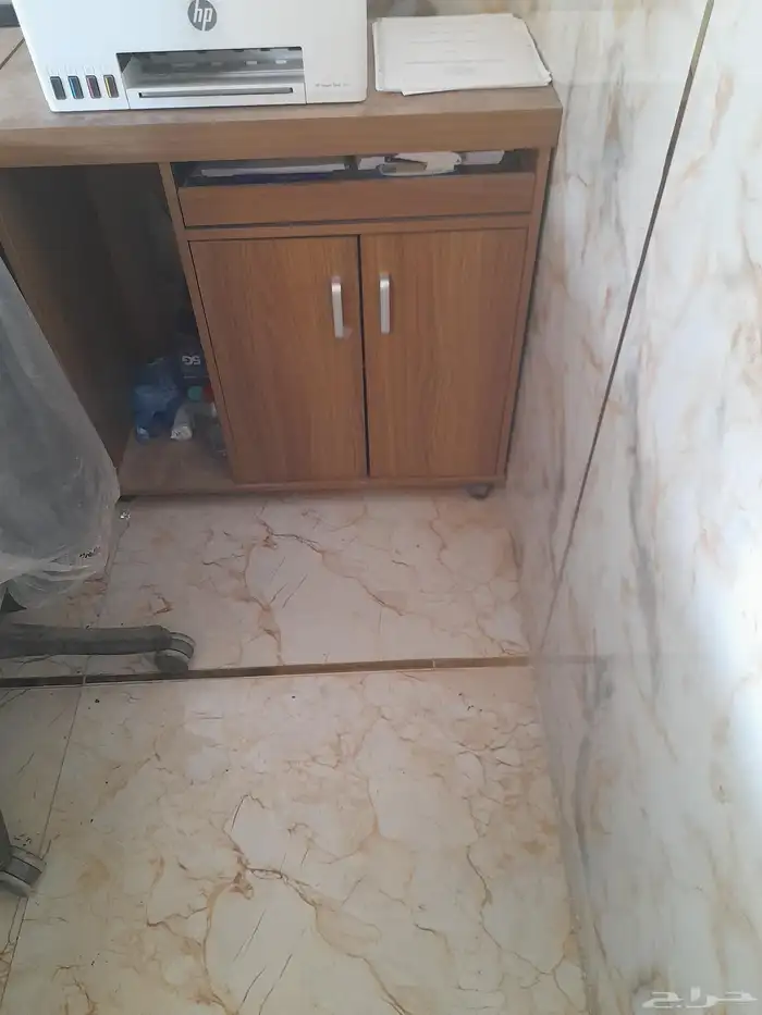 مكتب شبه جديد للبيع 0