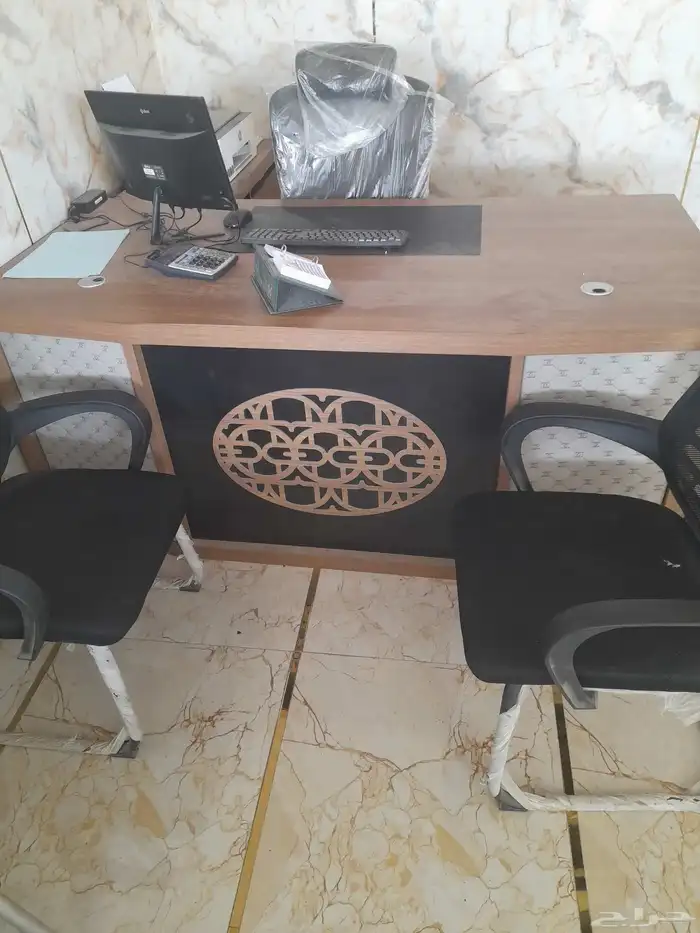 مكتب شبه جديد للبيع 2
