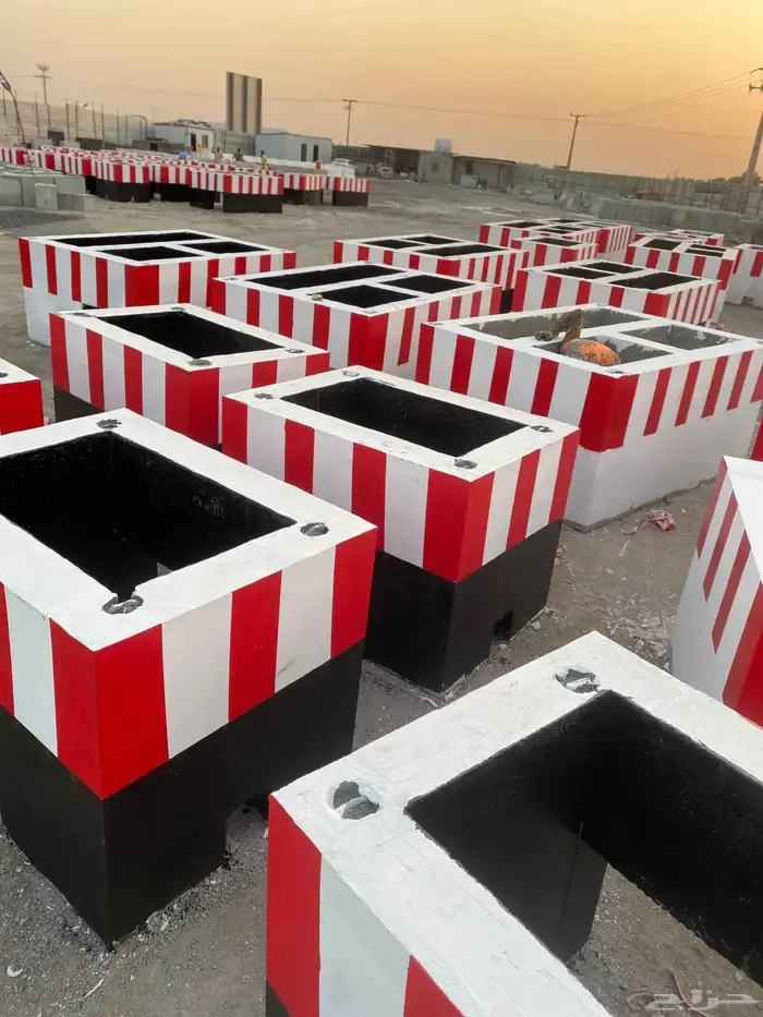 حواجز قواعد انارة مناهل خرسانية 1