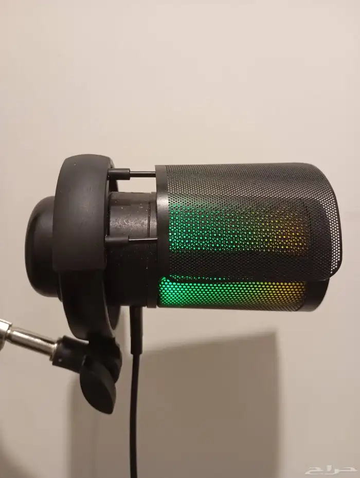 مايك RGB بزر ميوت مع ستاند ب100 قابل للتفاوض يوجد توصيل 1