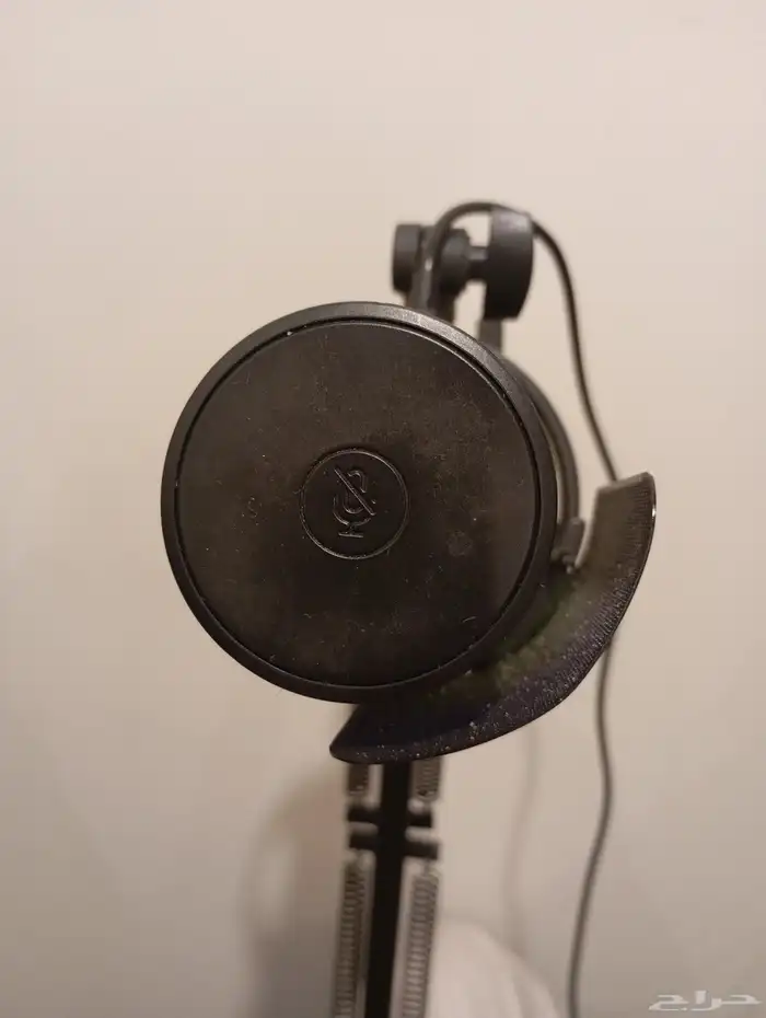 مايك RGB بزر ميوت مع ستاند ب100 قابل للتفاوض يوجد توصيل 2