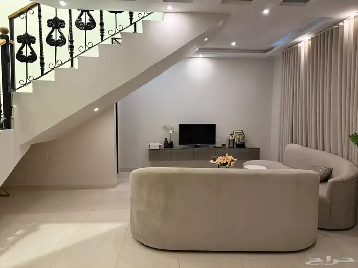 فله في العارض دور ونص وشقتين للبيع 8