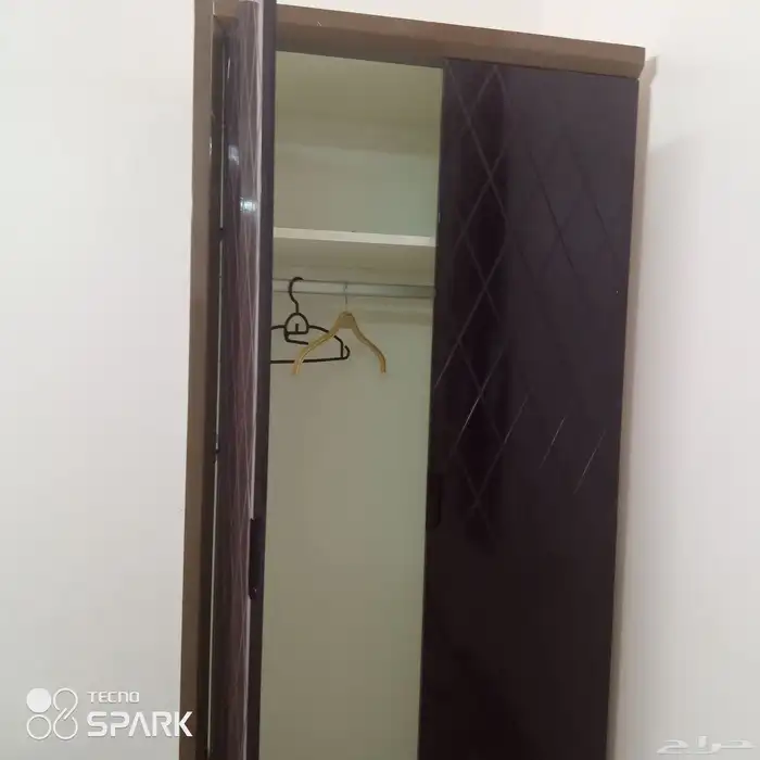 دولا خشب بابين فيه رف وتعليق عرضه متر وارتفاعه 2 متر 1
