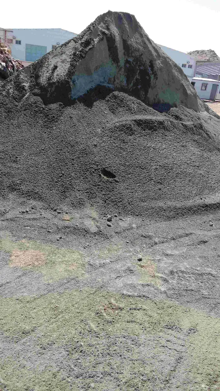 قلاب لنقل البطحاء والاسمنت ومخلفات البناء الدمار 2