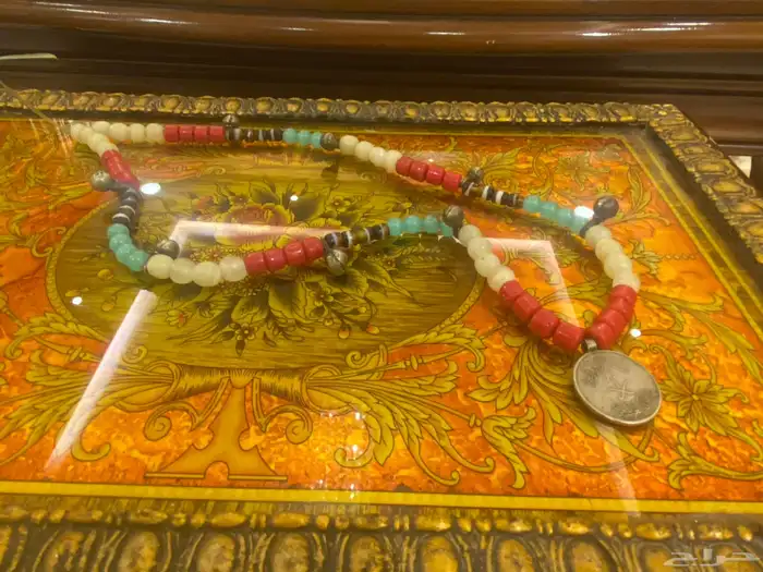 للبيع عقد قديم من الخرز بداخله عملة نقديه عمرها 55سنه 0