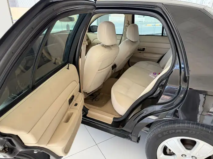 فورد فكتوريا 2008 اسود مدني 10